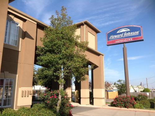 Howard Johnson by Wyndham Grand Prairie Near Lone Star Park - image 2