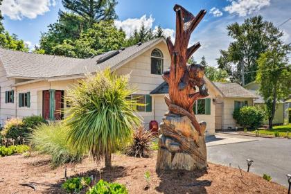 River House   Riverfront Home with Pool and Yard Grants Pass