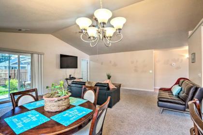 Grants Pass Home 1 Mi to Downtown and Rogue River! - image 2