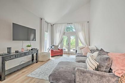 Chic Grants Pass Home 1 mi to Drinks and Dining Oregon