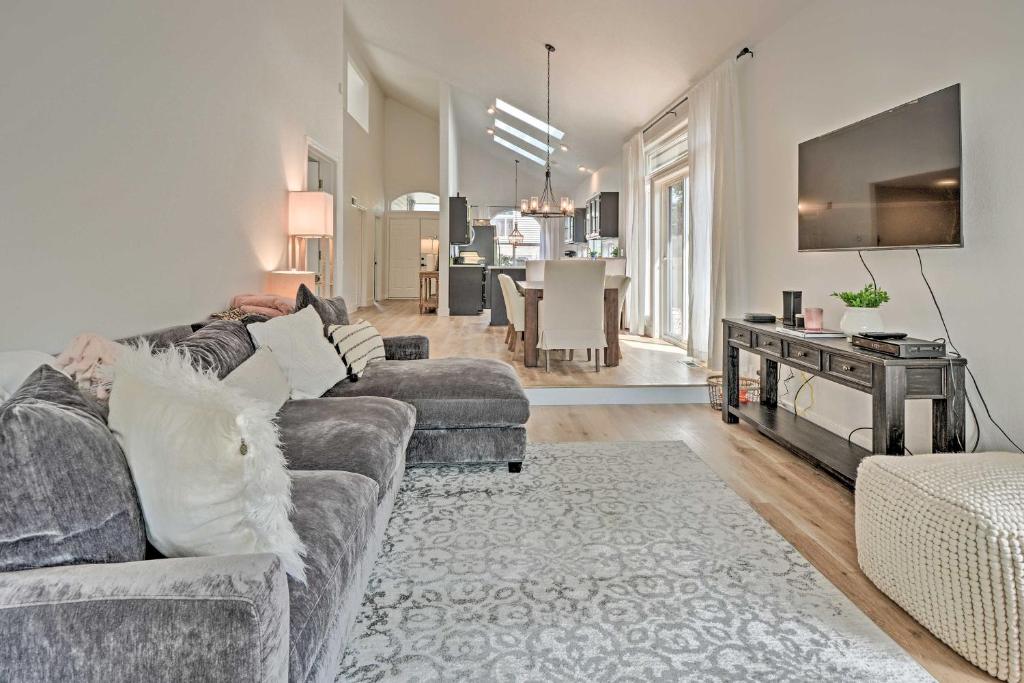 Chic Grants Pass Home 1 Mi to Drinks and Dining - image 3