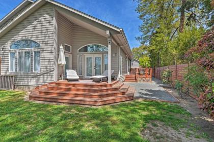 Chic Grants Pass Home 1 Mi to Drinks and Dining - image 7