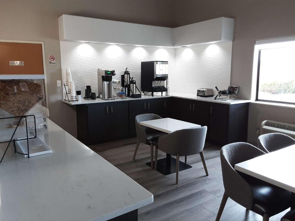 SureStay Hotel by Best Western Grants - image 6