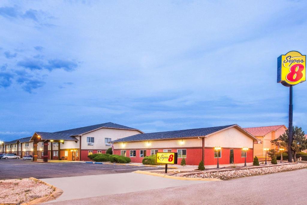 Super 8 by Wyndham Grants - main image