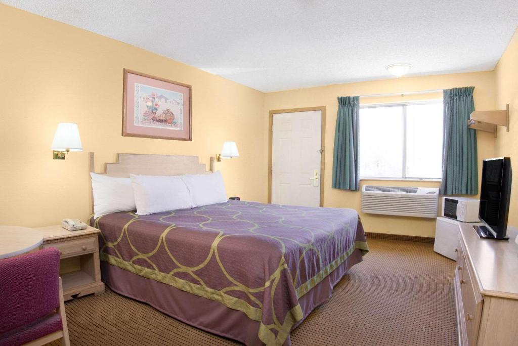 Super 8 by Wyndham Grants - image 2