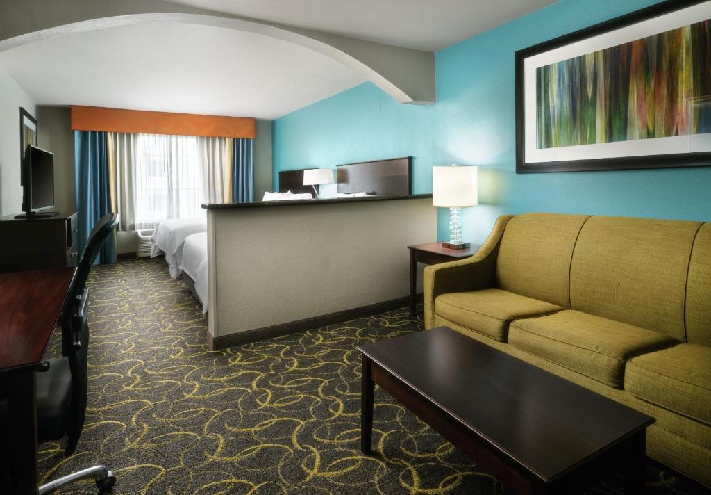 Holiday Inn Express Hotel and Suites DFW-Grapevine an IHG Hotel - image 2