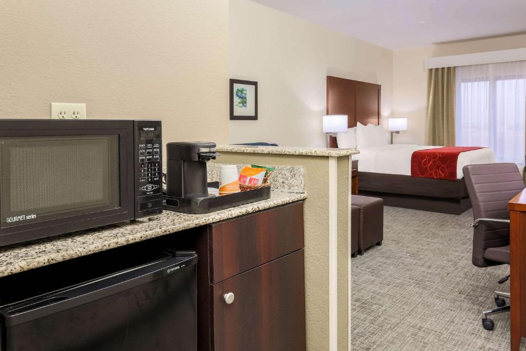 Comfort Suites DFW N/Grapevine - image 5