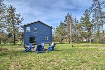 Up North Getaway with BBQ 3Mi to Au Sable River