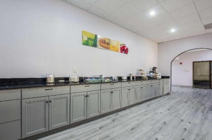 Quality Inn - image 12