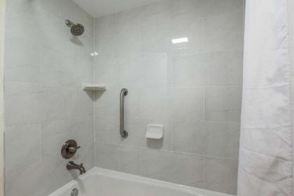 Quality Inn - image 5