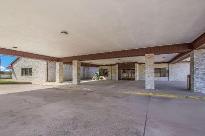 Quality Inn - image 9