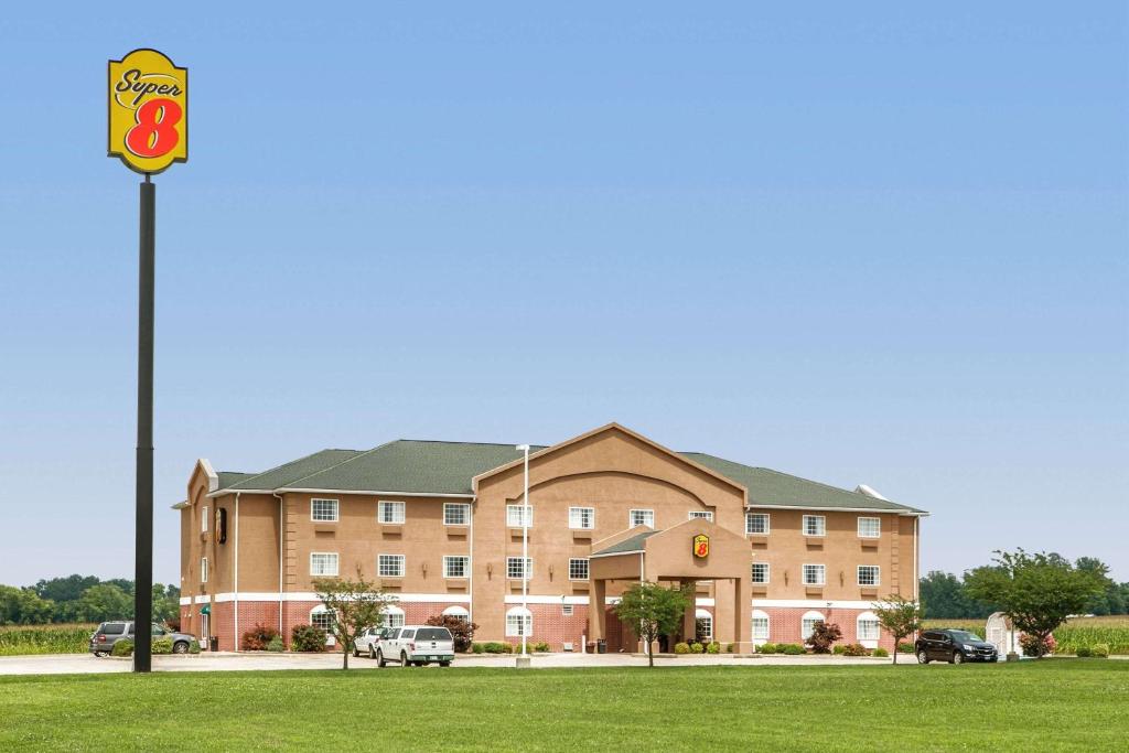 Super 8 by Wyndham Grayville - main image