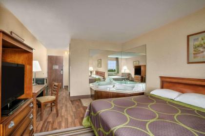 Super 8 by Wyndham Grayville - image 12