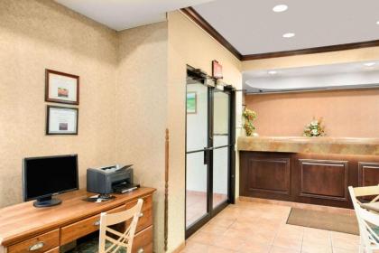 Super 8 by Wyndham Grayville - image 2