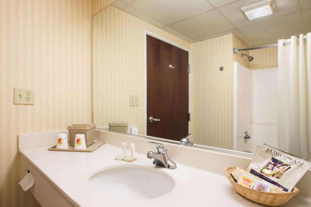 Super 8 by Wyndham Grayville - image 5