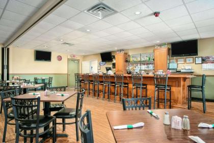 Super 8 by Wyndham Grayville - image 8