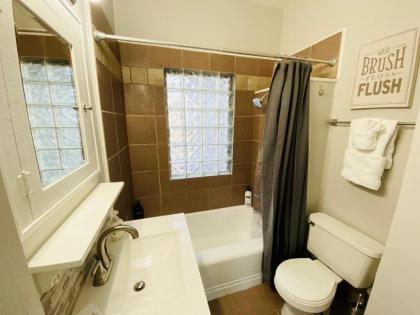 Stunning Bungalow next to UNC - Free Cruiser Bikes! - image 11