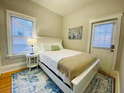 Stunning Bungalow next to UNC - Free Cruiser Bikes! - image 12