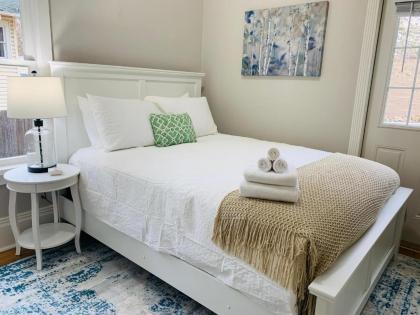 Stunning Bungalow next to UNC - Free Cruiser Bikes! - image 13