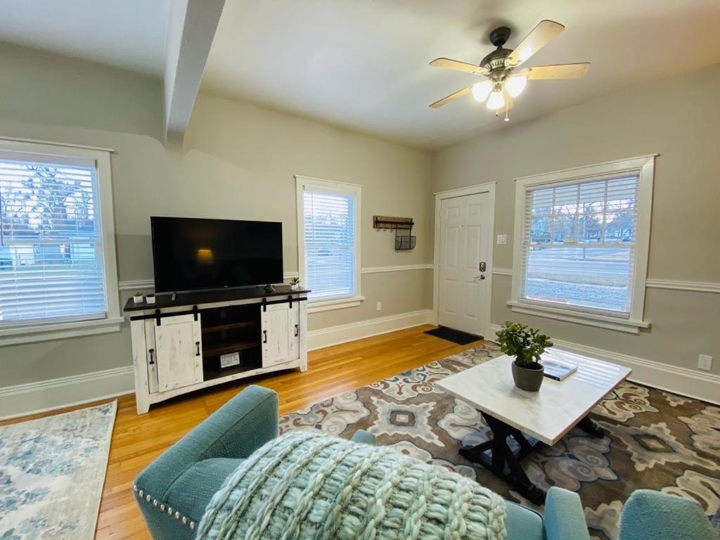 Stunning Bungalow next to UNC - Free Cruiser Bikes! - image 2