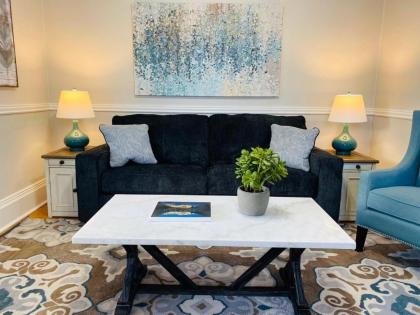 Stunning Bungalow next to UNC - Free Cruiser Bikes! - image 3