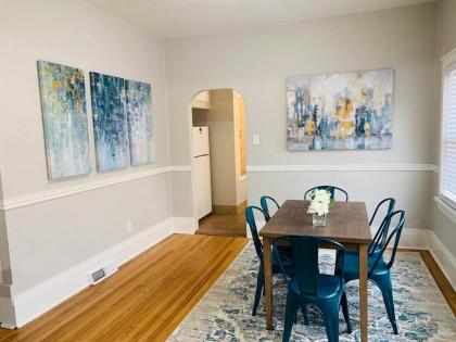 Stunning Bungalow next to UNC - Free Cruiser Bikes! - image 4