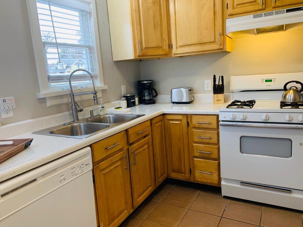 Stunning Bungalow next to UNC - Free Cruiser Bikes! - image 5