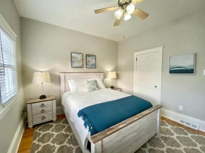Stunning Bungalow next to UNC - Free Cruiser Bikes! - image 9