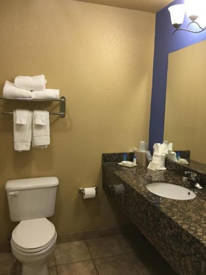 Hilltop Inn and Suites - image 14