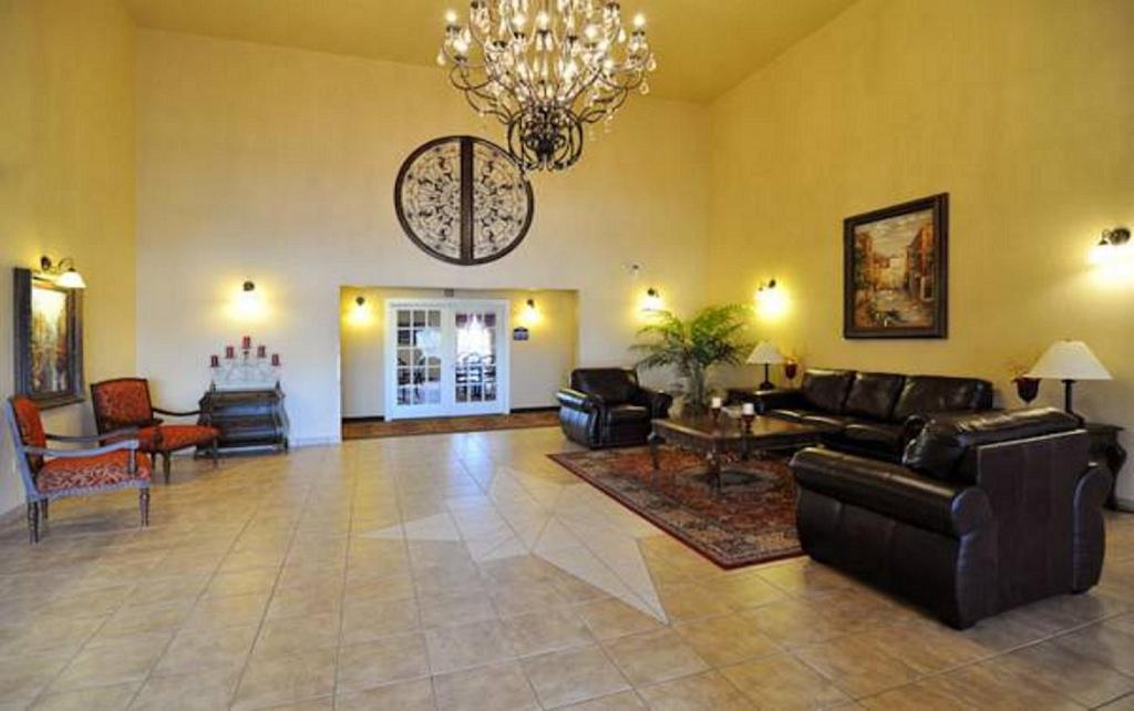 Hilltop Inn and Suites - image 6