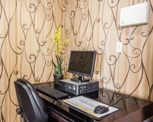 Quality Inn & Suites Airpark East - image 2