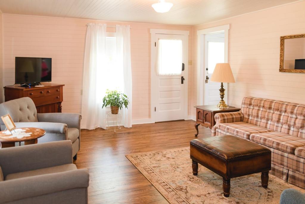 The Little Farmhouse Sleeps 6 - image 4