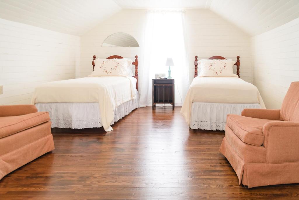 The Little Farmhouse Sleeps 6 - image 6