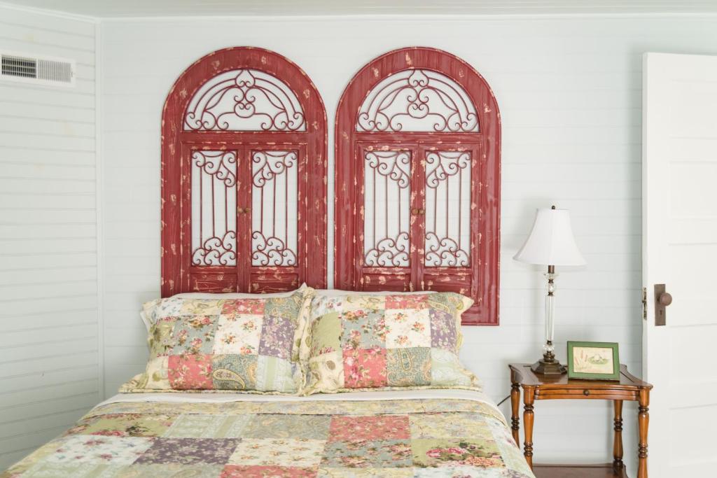 The Little Farmhouse Sleeps 6 - image 7