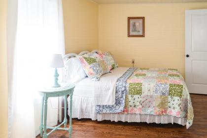 The Little Farmhouse Sleeps 6 - image 8