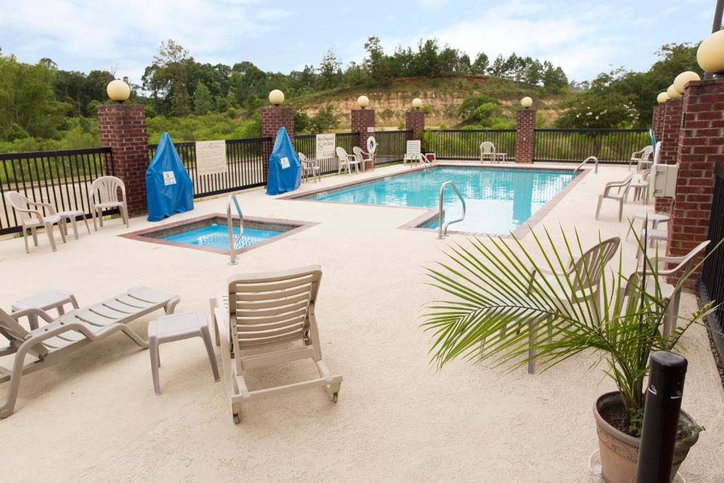 Hampton Inn & Suites Grenada - image 2
