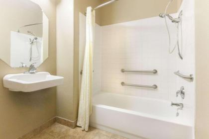 Lone Star Inn & Suites - image 2