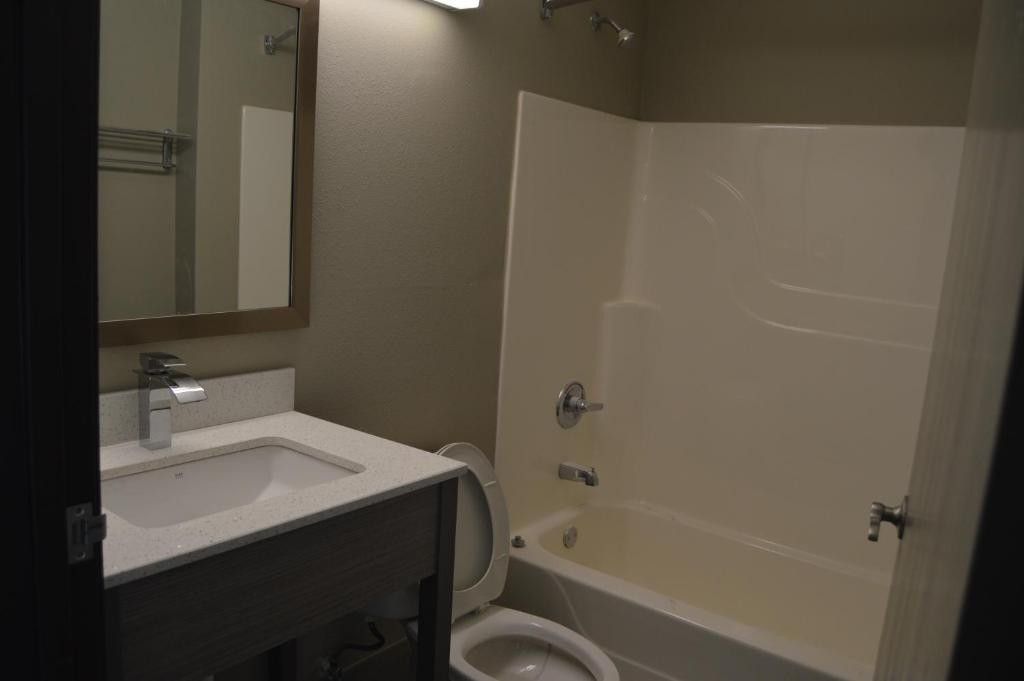 Quality Inn & Suites Grove City-Outlet Mall - image 3