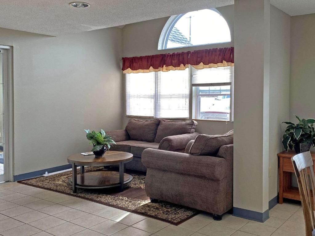 Quality Inn & Suites Grove City-Outlet Mall - image 5