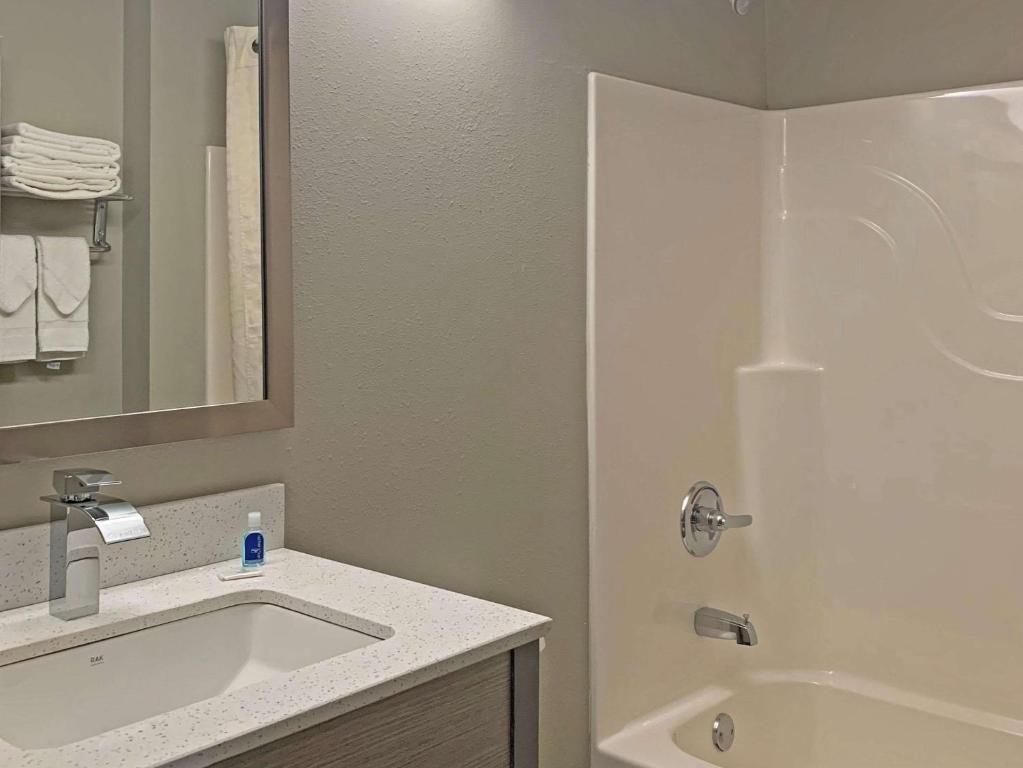 Quality Inn & Suites Grove City-Outlet Mall - image 6