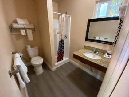 Pacific Inn - image 12