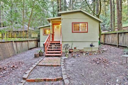 Quiet Cottage with Redwood Forest Views and Deck!