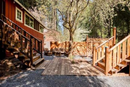 Redwood Retreat! Redwoods! Walk to River!! Hot Tub!! BBQ! Central Air!! - image 12