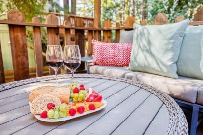 Redwood Retreat! Redwoods! Walk to River!! Hot Tub!! BBQ! Central Air!! - image 7