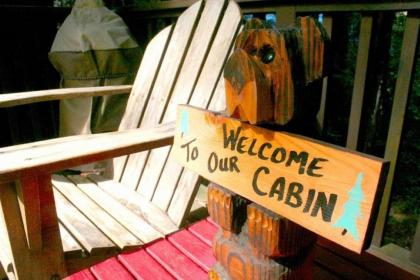 Little Red House Plus! Redwoods! Hot Tub!! BBQ Grill! Fast WiFi! Near Golf Course!! Dog Friendly! - image 2