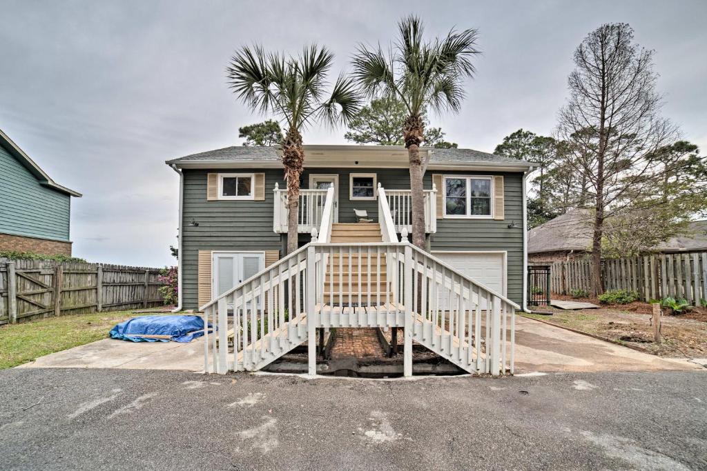 Waterfront Gulf Breeze Apartment with Grill 2 Bikes - main image