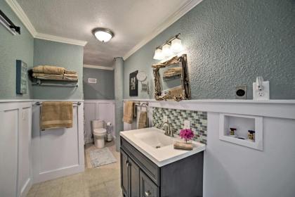 Waterfront Gulf Breeze Apartment with Grill 2 Bikes - image 10