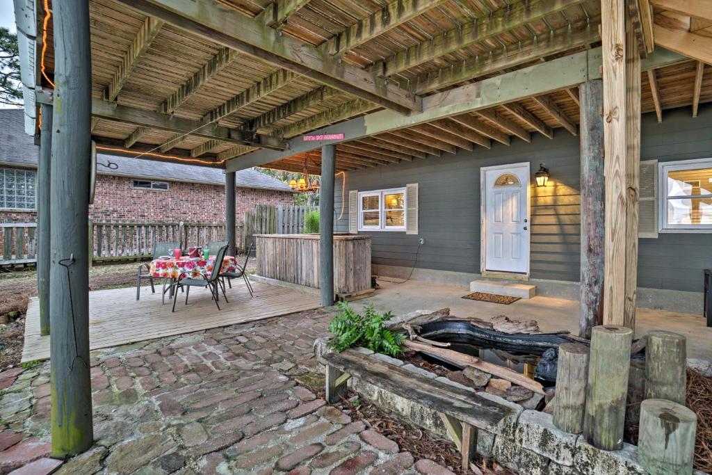 Waterfront Gulf Breeze Apartment with Grill 2 Bikes - image 3