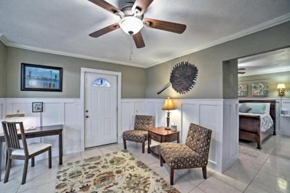 Waterfront Gulf Breeze Apartment with Grill 2 Bikes - image 4