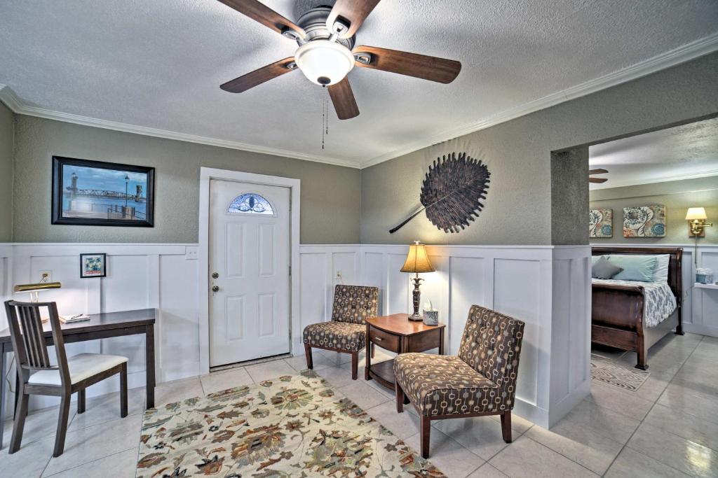 Waterfront Gulf Breeze Apartment with Grill 2 Bikes - image 4